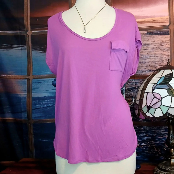 GAP Tops - GAP scoop neck pocket casual super soft T medium magenta